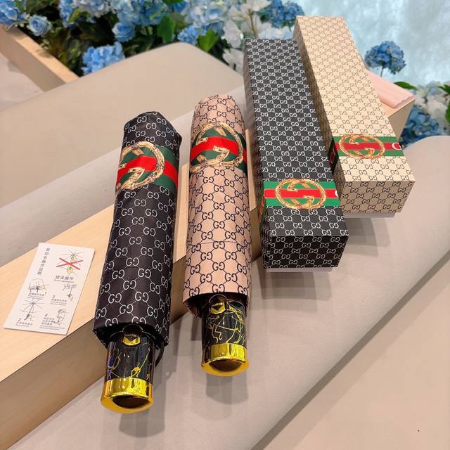 Gucci 古奇 三折自动折叠晴雨伞 晴天遮阳 雨天遮雨 原单代工品质 带防紫外线涂层 长度30Cm 方便外出携带.