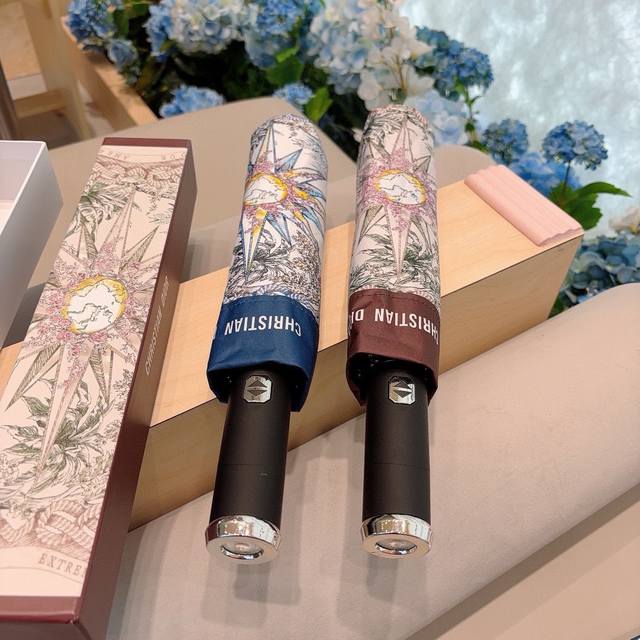 Dior 迪奥 2024新款 带灯光 三折自动折叠晴雨伞 时尚原单代工品质 细节精致 看得见的品质 打破一成不变 色泽纯正艳丽！2色