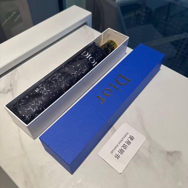 Dior 迪奥 新款 三折自动折叠晴雨伞 时尚原单代工品质 细节精致 看得见的品质 打破一成不变 色泽纯正艳丽！