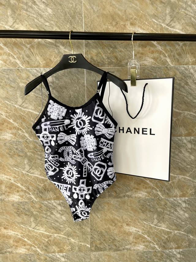 Chanel 新款连体泳衣 适合多种场景的游泳衣♀海边 游泳池 温泉 水上乐园 漂流都可以内搭也完全可以 连体设计遮肉显高挑 腹部有点肉肉也不影响咱美美的 背面