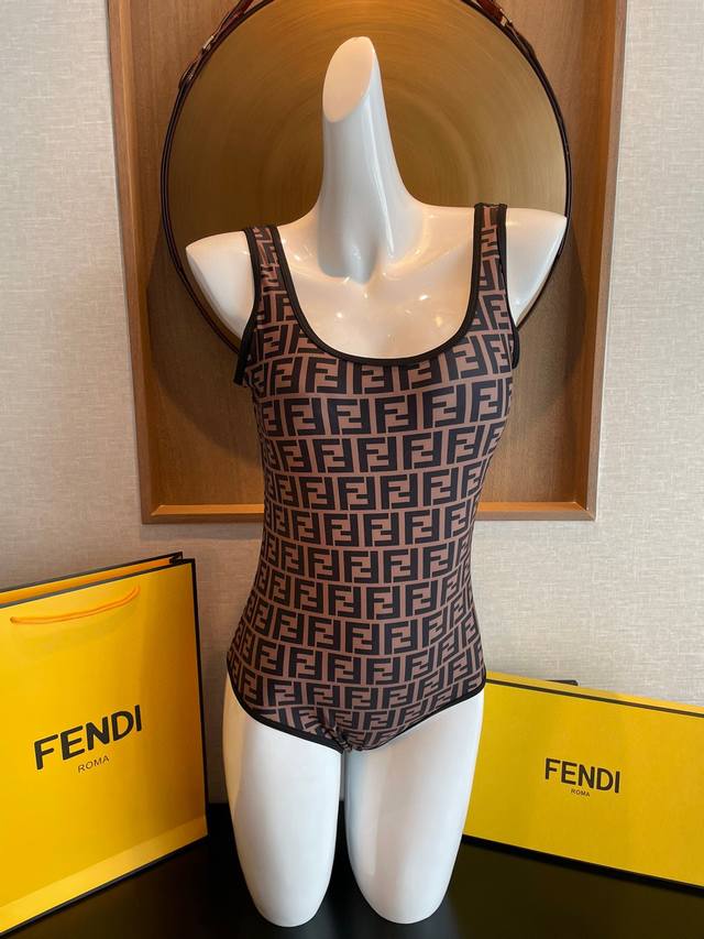 特价 Fendi 芬迪连体泳衣 适合多种场景的游泳衣♀海边 游泳池 温泉 水上乐园 漂流都可以内搭也完全可以 连体设计遮肉显高挑 腹部有点肉肉也不影响咱美美的