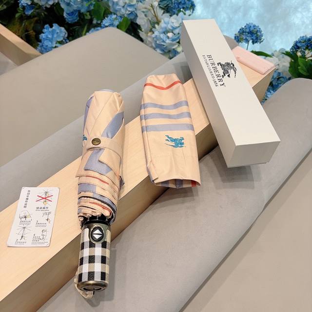 Burberry 巴宝莉 经典格纹三折自动折叠晴雨伞 年度巅峰之作 经典 高雅 时髦 这就是被称为英国burberry风格所在 巴宝莉晴雨伞特别值得骄傲就是其超