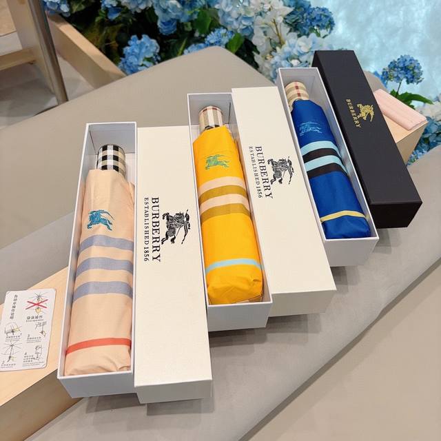 Burberry 巴宝莉 经典格纹三折自动折叠晴雨伞 年度巅峰之作 经典 高雅 时髦 这就是被称为英国burberry风格所在 巴宝莉晴雨伞特别值得骄傲就是其超