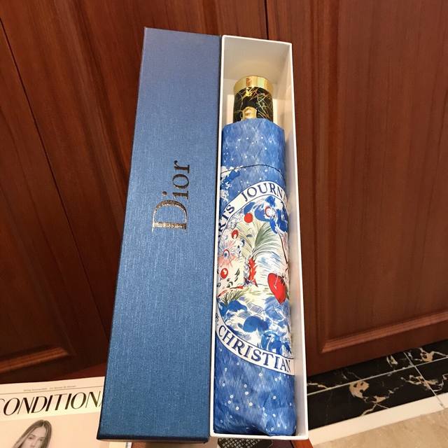 Dior 迪奥 油画星空 热卖款 时尚指数爆表 不论晴天雨天使用都相得益彰 拥有它感受风从身体经过的感觉 留下沁人的芬芳 时尚达人必备哦 原单代工级品质，台湾进