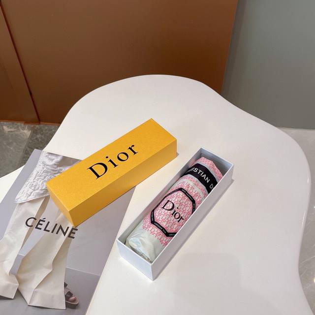 Dior 迪奥 超轻五折口袋伞 仅18Cm 热卖款 时尚指数爆表 不论晴天雨天使用都相得益彰 拥有它感受风从身体经过的感觉 留下沁人的芬芳 时尚达人必备哦 原单 - 点击图像关闭