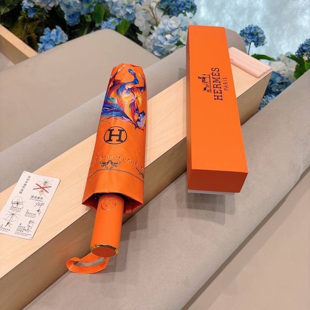 爱马仕 Hermès 极品h家三折自动伞重磅呈现 以其精湛的工艺技术和源源不断的想像力 新涂层技术伞布 带来令人惊喜的遮光效果 让防晒及隔热性能更优保障 伞骨的