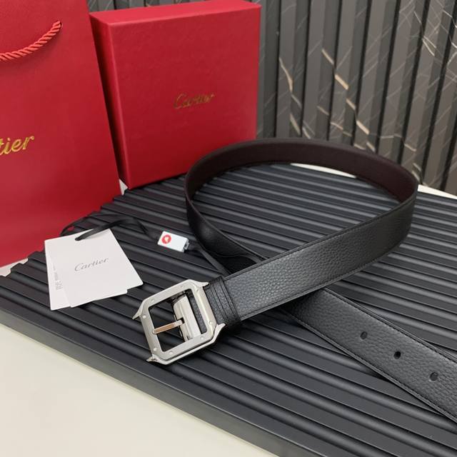 镀钯饰面针扣式皮带，Cartier标志。黑色与棕色牛皮双面皮带，浮雕“Cartier”标志。尺寸：宽35毫米 可调节qh107550