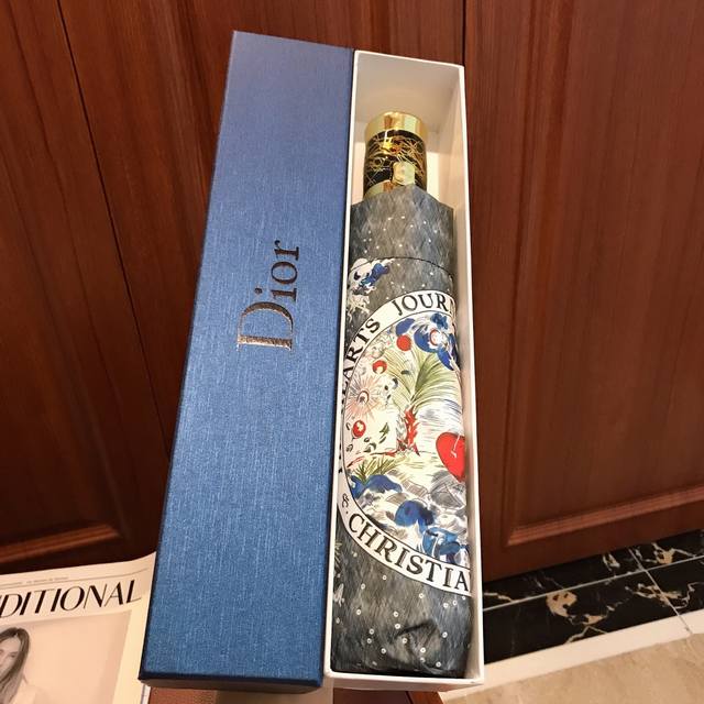 Dior 迪奥 油画星空 热卖款 时尚指数爆表 不论晴天雨天使用都相得益彰 拥有它感受风从身体经过的感觉 留下沁人的芬芳 时尚达人必备哦 原单代工级品质，台湾进