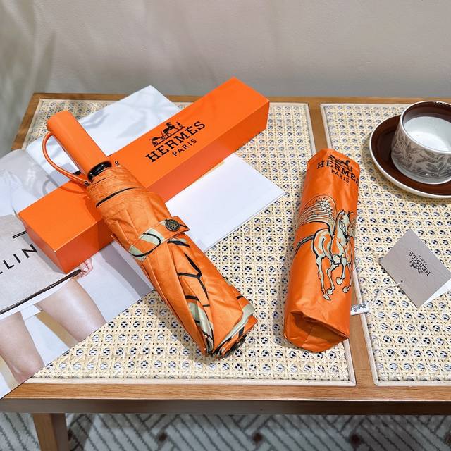 爱马仕 Hermès 飞马 年度最新火爆单品 极品h家自动伞重磅呈现 以其精湛的工艺技术和源源不断的想像力 新涂层技术伞布 带来令人惊喜的遮光效果 让防晒及隔热