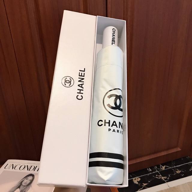 Chanel 香奈儿 极简生活 超美新款手柄设计 低调奢华风格 只为懂她的人呈现！这款集合香奈儿灵魂logo为一体的设计风格高雅奢华 带在身上带来独特视觉效果