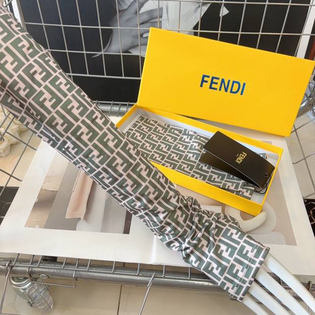 配包装 Fendi 芬迪 经典 真心的越看越好看随便怎么搭配都好有腔调.不仅美观 还是防晒的神器哦 开车跑步♀骑车旅游必备 韩国制防晒指数uv能99%阻隔紫外线