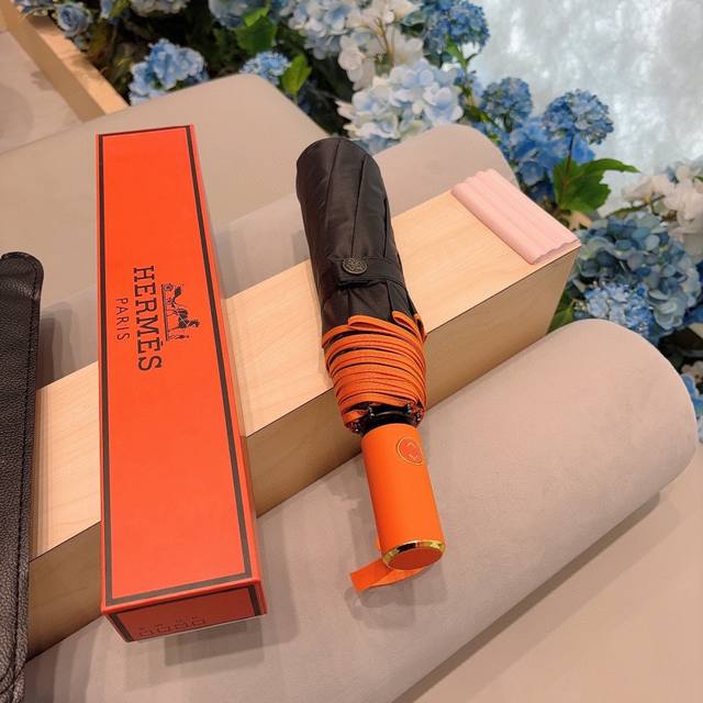 爱马仕 Hermès 极品h家三折自动伞重磅呈现 以其精湛的工艺技术和源源不断的想像力 新涂层技术伞布 带来令人惊喜的遮光效果 让防晒及隔热性能更优保障 伞骨的