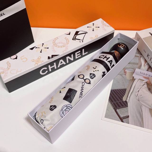 Chanel 香奈儿 饰品宝石 火爆新款重磅呈现 素雅动人的山茶花搭配经典的香奈儿logo 完美的搭配 深入人心 珍珠配上合金镶嵌钻石 只为懂她的人呈现！为伞而