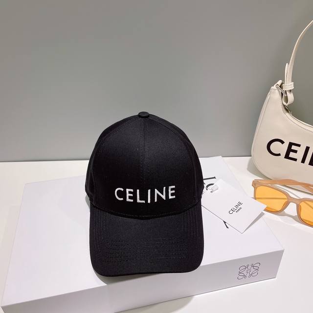 Celin* 赛琳ss新款凯旋门刺绣棒球帽帽型完全按照定做。凯旋门图案章仔区别市面版本，大小及圈圈毛质感全部还原。五金调节扣开模定做有logo标。定做帽子内里l