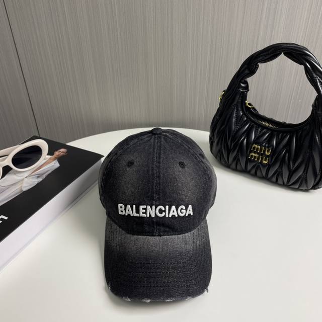 Balenciaga巴黎世家新款洗水牛仔棒球帽，很酷的色系，男女佩戴都有不同style，第一批抢先出货！巴黎粉必入款！