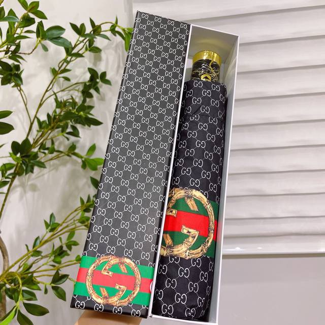 Gucci 古驰 专柜夏季新款 经典gucci三色条纹图案设计 在众多的品牌设计中更显独特 全自动折叠晴雨伞新涂层技术深色伞布 带来令人惊喜的遮光效果 唯美华丽