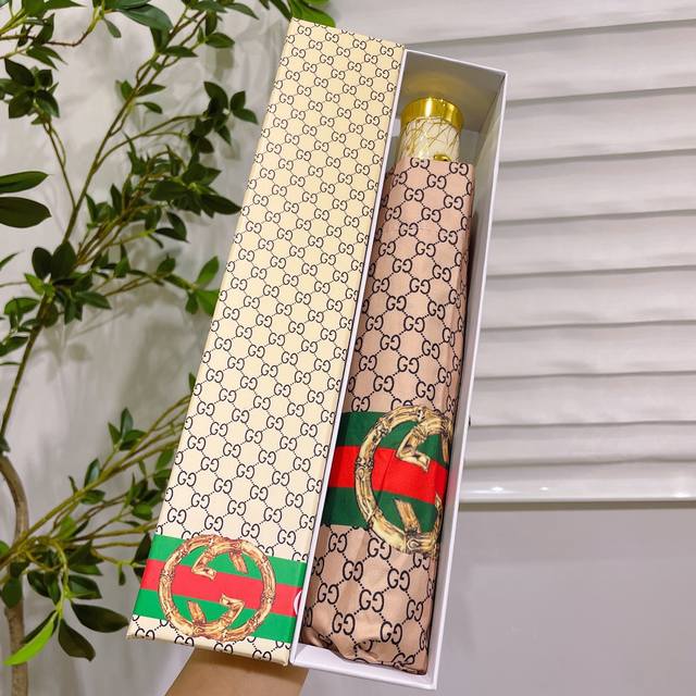 Gucci 古驰 专柜夏季新款 经典gucci三色条纹图案设计 在众多的品牌设计中更显独特 全自动折叠晴雨伞新涂层技术深色伞布 带来令人惊喜的遮光效果 唯美华丽