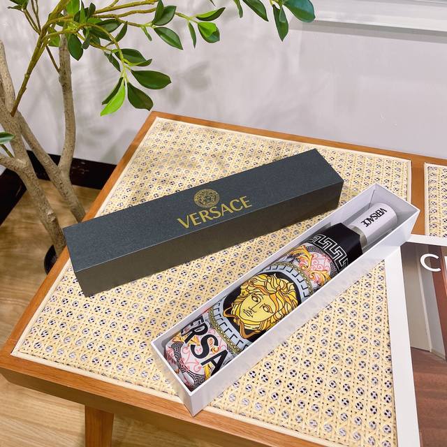 范思哲 Versace 鹦鹉女神 奢华时尚单品 原单代工级品质 选用铝合金+玻纤 抗风雨性能佳 一键自动收开 简单方便 展现档次与品位 新涂层技术深色伞布 带来