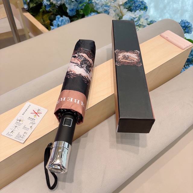 Burberry 巴宝莉 灯光战马 三折自动折叠晴雨伞 年度巅峰之作 经典 高雅 时髦 这就是被称为英国burberry风格所在 巴宝莉晴雨伞特别值得骄傲就是其