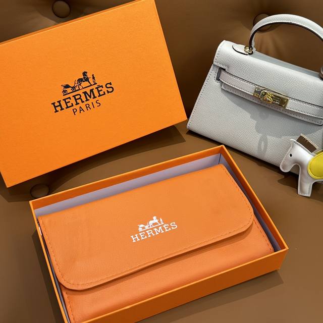 现货～Hermès 爱马仕 化妆刷羊毛散粉刷修容刷腮红刷粉底刷全套礼盒装大牌化妆刷手感非常好，高端大气，非常非常推荐