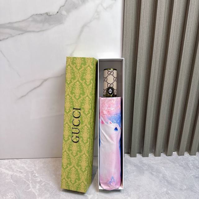 Gucci 古驰 猫 2024夏季新款 折叠晴雨伞 黑色涂层防晒有效阻隔紫外线99%，Upf 50 所以能起到伞下体感降温的效果！ 有效隔热，高效防晒 一把搞定