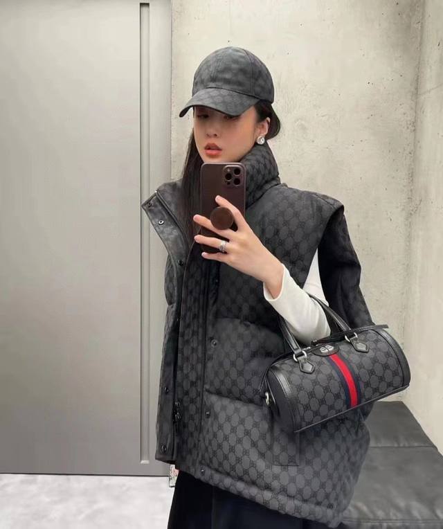 它来了，棒球帽销冠！拿过必返单！ Balenciaga巴黎世家新款 最强凹造型街拍风，双b标志超抢镜 可甜可盐，桶帽巨遮脸 都太好看，有条件可以多入几个，超a的