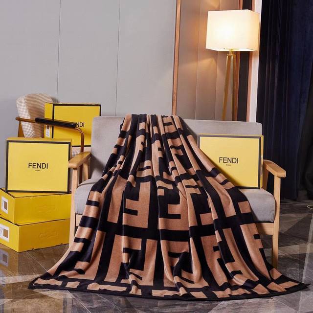 Fendi 配礼盒 出口品质 暖绒来袭 全宇宙最舒适的绒毯，一年四季都可以用的牛奶绒真正可以裸睡的毯子，手感柔软超舒适。 材质：亲肤牛奶绒 车上 办公室午睡毯