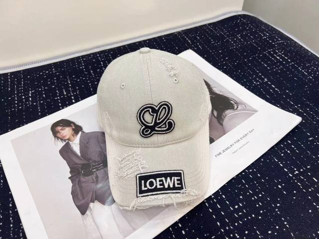 特价 配防尘袋 Loewe罗意威 2024新款男女款破洞棒球帽，新款出货，大牌款超好搭配，赶紧入手！