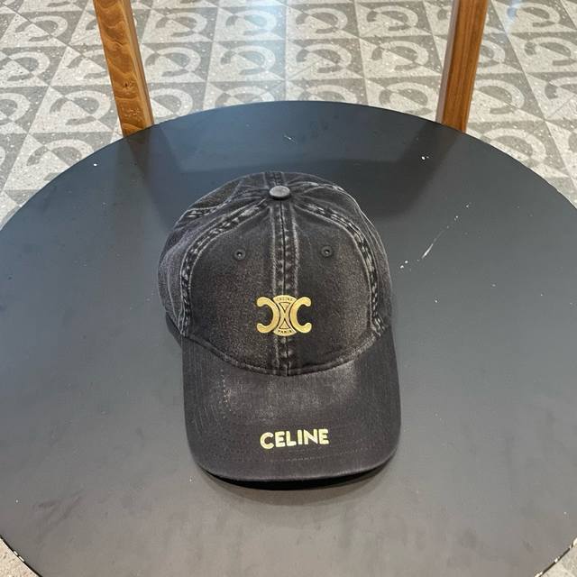 Celine 塞琳 棒球帽 必须要拥有这样一款帽子。 简简单单但很有辨识度 走在人群中一眼就能吸引住眼球 炒鸡赞！ 今年被赛琳锁死 每款帽子我都自留了