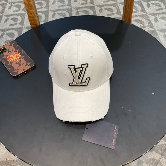 Lv路易威登新款原单棒球帽， 暗纹印花，专柜1:1开模订制，原版牛津布料+头层牛皮，纯棉内里，轻盈透气！质量超赞，基础头围56，贴片可调节。