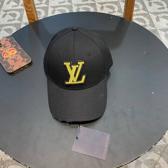 Lv路易威登新款原单棒球帽， 暗纹印花，专柜1:1开模订制，原版牛津布料+头层牛皮，纯棉内里，轻盈透气！质量超赞，基础头围56，贴片可调节。