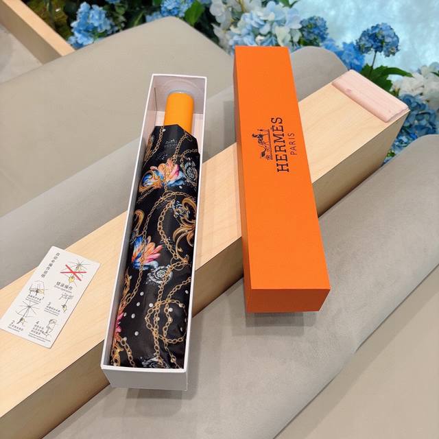 爱马仕 Hermès 极品h家三折自动伞重磅呈现 以其精湛的工艺技术和源源不断的想像力 新涂层技术伞布 带来令人惊喜的遮光效果 让防晒及隔热性能更优保障 伞骨的