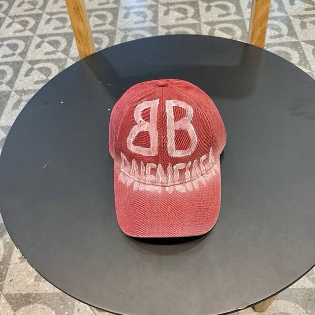 Balenciaga巴黎世家新款画画logo棒球帽，很酷的色系，男女佩戴都有不同style，第一批抢先出货！巴黎粉必入款！