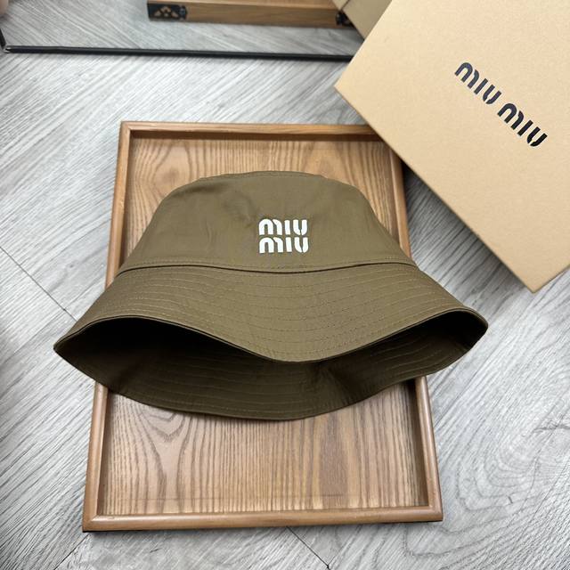 特价 。Miumiu 。纯棉刺绣渔夫帽！经典款式，牛仔颜色非常好搭配，不管是酷飒的风格还是温婉的长裙都非常合适！今年帽子第一流行趋势绝对是渔夫帽！今年的渔夫帽满