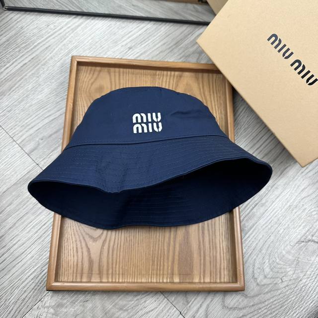 特价 。Miumiu 。纯棉刺绣渔夫帽！经典款式，牛仔颜色非常好搭配，不管是酷飒的风格还是温婉的长裙都非常合适！今年帽子第一流行趋势绝对是渔夫帽！今年的渔夫帽满