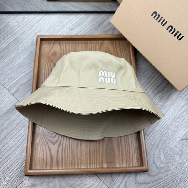 特价 。Miumiu 。纯棉刺绣渔夫帽！经典款式，牛仔颜色非常好搭配，不管是酷飒的风格还是温婉的长裙都非常合适！今年帽子第一流行趋势绝对是渔夫帽！今年的渔夫帽满