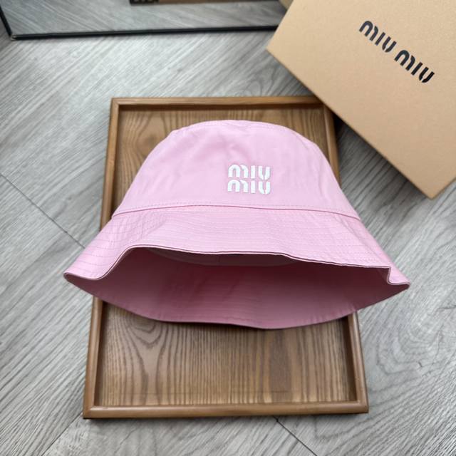 特价 。Miumiu 。纯棉刺绣渔夫帽！经典款式，牛仔颜色非常好搭配，不管是酷飒的风格还是温婉的长裙都非常合适！今年帽子第一流行趋势绝对是渔夫帽！今年的渔夫帽满