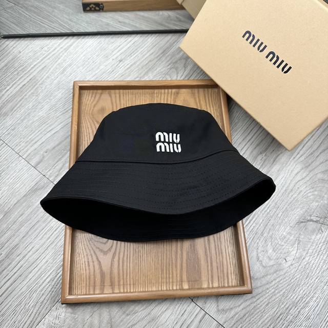 特价 。Miumiu 。纯棉刺绣渔夫帽！经典款式，牛仔颜色非常好搭配，不管是酷飒的风格还是温婉的长裙都非常合适！今年帽子第一流行趋势绝对是渔夫帽！今年的渔夫帽满 - 点击图像关闭