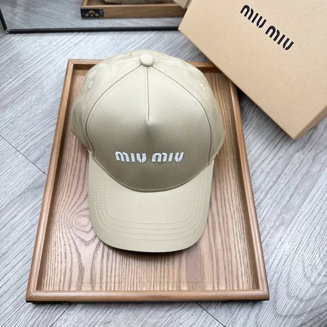 特价 。 Miumiu。新款鸭舌帽。 配防尘袋 细节决定品质！材质：纯棉！透气性好！春天挡风，夏天防晒必备单品！颜色大气！款式新颖别致好搭配衣服！实用性强，高端