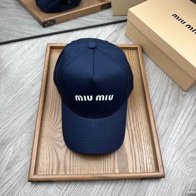 特价 。 Miumiu。新款鸭舌帽。 配防尘袋 细节决定品质！材质：纯棉！透气性好！春天挡风，夏天防晒必备单品！颜色大气！款式新颖别致好搭配衣服！实用性强，高端