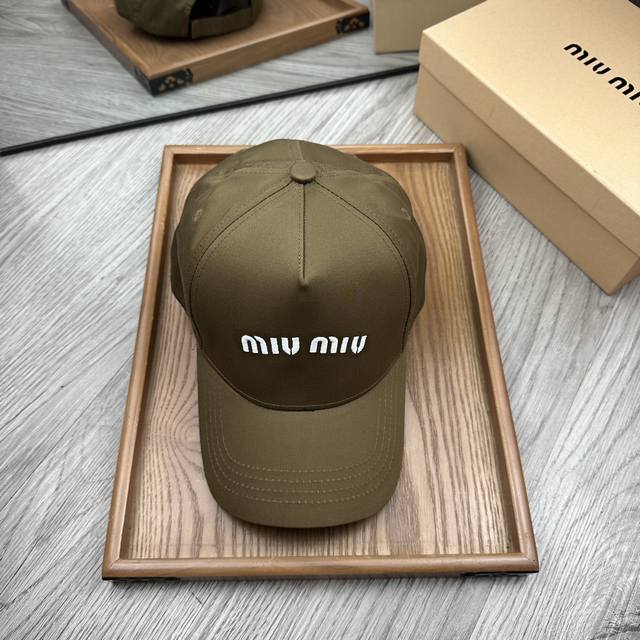 特价 。 Miumiu。新款鸭舌帽。 配防尘袋 细节决定品质！材质：纯棉！透气性好！春天挡风，夏天防晒必备单品！颜色大气！款式新颖别致好搭配衣服！实用性强，高端