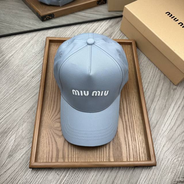 特价 。 Miumiu。新款鸭舌帽。 配防尘袋 细节决定品质！材质：纯棉！透气性好！春天挡风，夏天防晒必备单品！颜色大气！款式新颖别致好搭配衣服！实用性强，高端