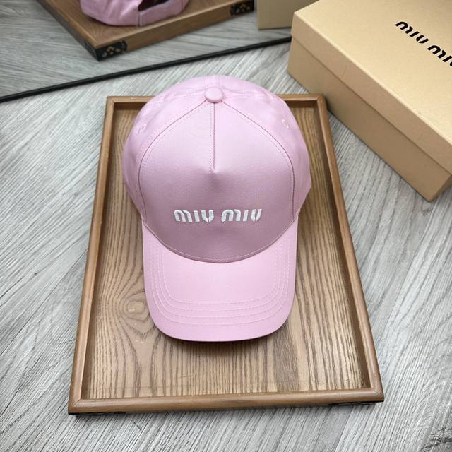 特价 。 Miumiu。新款鸭舌帽。 配防尘袋 细节决定品质！材质：纯棉！透气性好！春天挡风，夏天防晒必备单品！颜色大气！款式新颖别致好搭配衣服！实用性强，高端