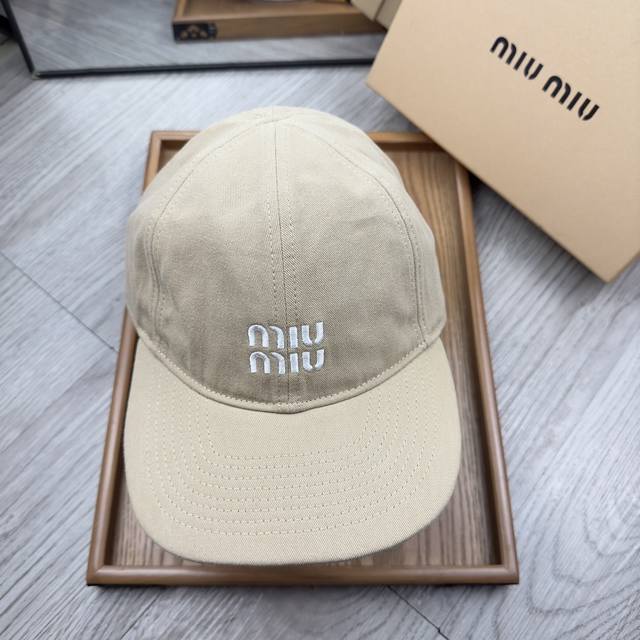 特价 。 Miumiu。绑带鸭舌帽。 配防尘袋 细节决定品质！材质：纯棉！透气性好！春天挡风，夏天防晒必备单品！颜色大气！款式新颖别致好搭配衣服！实用性强，高端