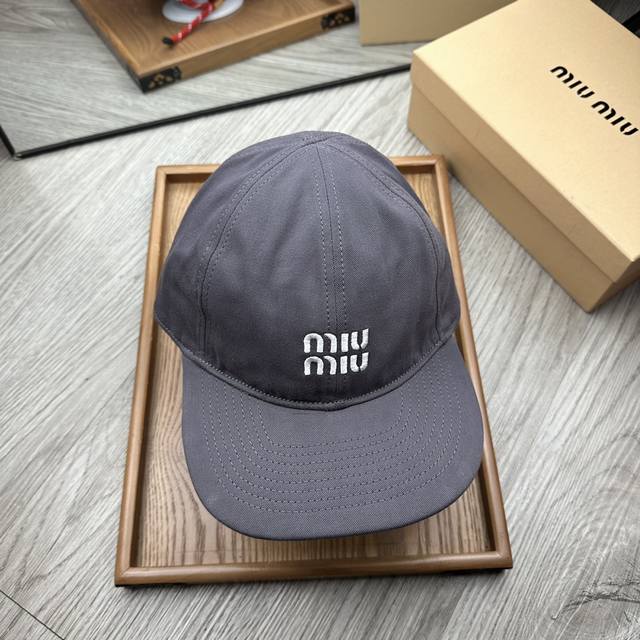 特价 。 Miumiu。绑带鸭舌帽。 配防尘袋 细节决定品质！材质：纯棉！透气性好！春天挡风，夏天防晒必备单品！颜色大气！款式新颖别致好搭配衣服！实用性强，高端