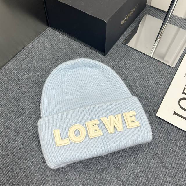 跑量 Loewe秋冬安哥拉兔毛羊毛针织厚翻边毛线帽 年末重磅高颜值仙女针织帽，超仙的安哥拉兔羊毛， 色系很甜美，巨百搭，不挑头型，手感软糯无比 高弹力兔羊毛不变