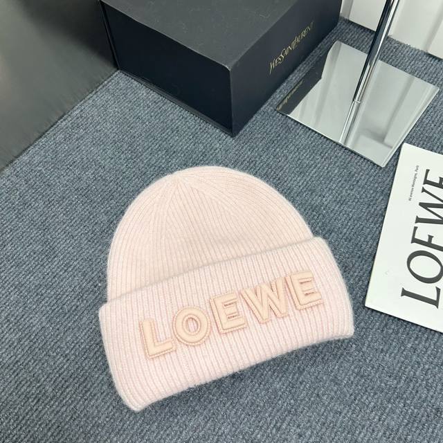 跑量 Loewe秋冬安哥拉兔毛羊毛针织厚翻边毛线帽 年末重磅高颜值仙女针织帽，超仙的安哥拉兔羊毛， 色系很甜美，巨百搭，不挑头型，手感软糯无比 高弹力兔羊毛不变