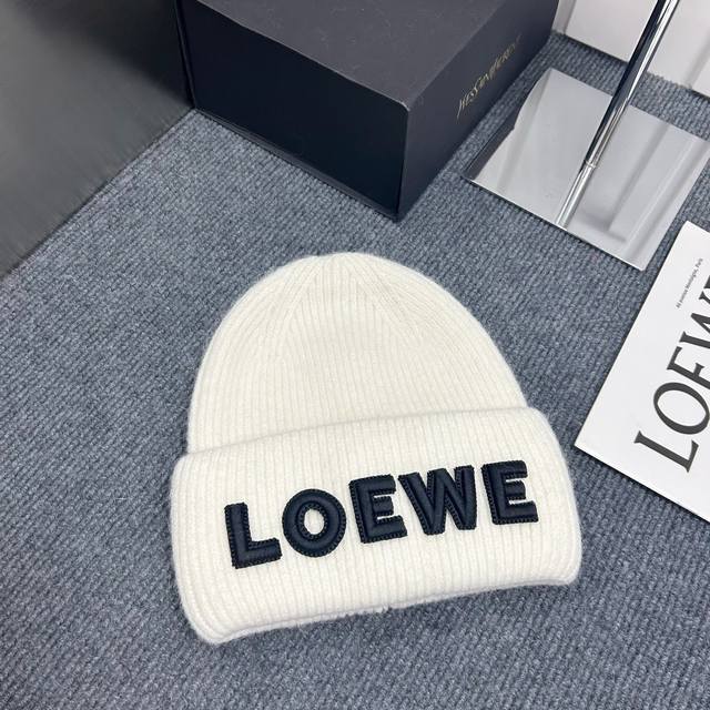 跑量 Loewe秋冬安哥拉兔毛羊毛针织厚翻边毛线帽 年末重磅高颜值仙女针织帽，超仙的安哥拉兔羊毛， 色系很甜美，巨百搭，不挑头型，手感软糯无比 高弹力兔羊毛不变