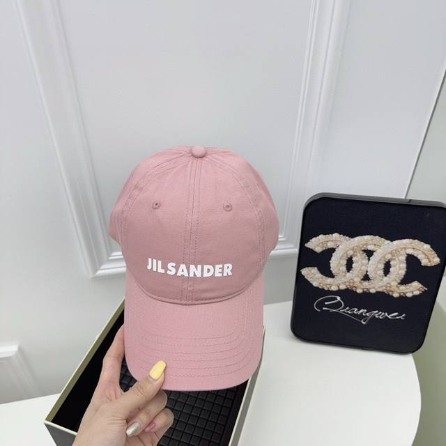 跑量 Jil Sander 新款软顶棒球帽 日常通勤搭配的加分神器 经典素色帽型非常百搭 可调节的设计对各种头型都友好