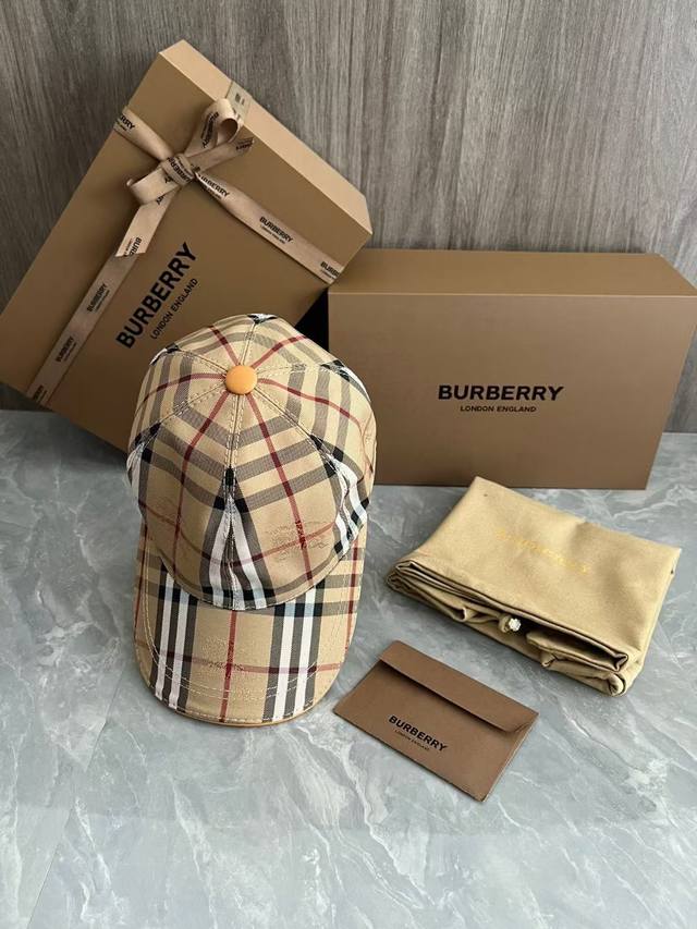 跑量 Burberry 巴宝莉 原单棒球帽， 暗纹骑士，1:1开模订制，帆布面料，纯棉内里，轻盈透气。完美版型，对格精准无误，头层牛皮特制调节扣，原厂品质，独家